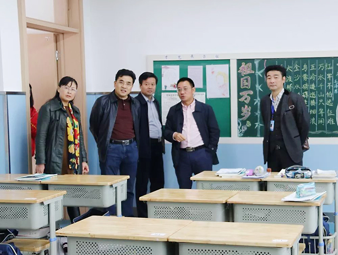 自貢市人民政府及教體局領(lǐng)導(dǎo)參觀(guān)教室