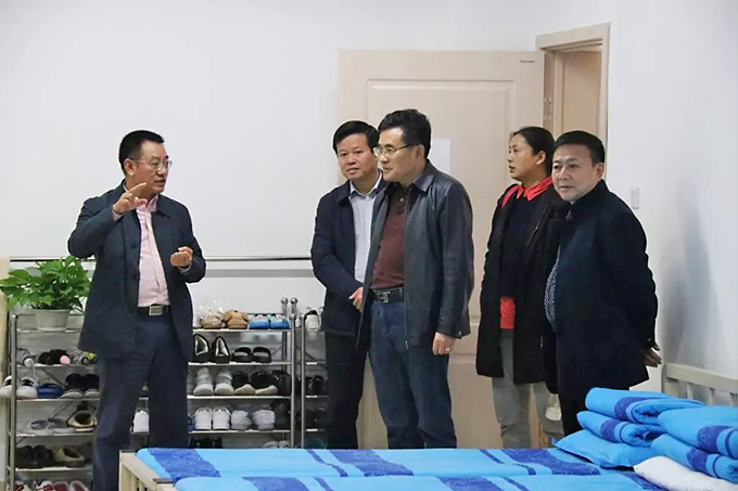自貢市人民政府及教體局領(lǐng)導(dǎo)參觀(guān)宿舍